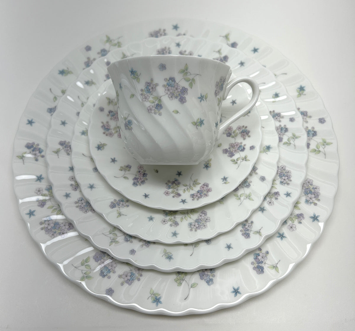 Wedgwood April Flowers 53-Piece English Bone China Dinnerware 