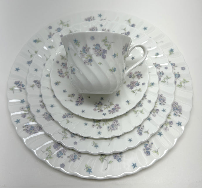 Wedgwood April Flowers 53-Piece English Bone China Dinnerware Collection for Eight, 1983-1988