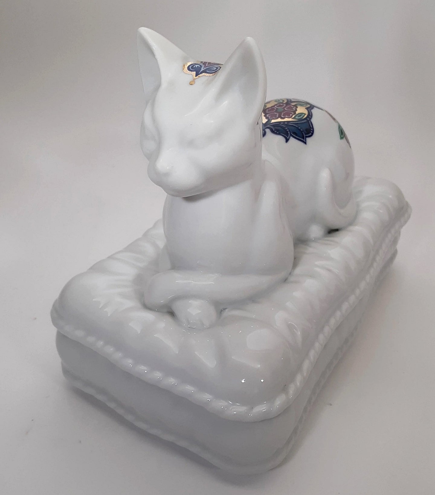 Elizabeth Arden Byzantium Porcelain Royal Cat Figurine Vanity/ Trinket Box. c.1980