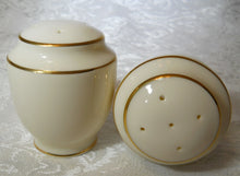 Pfaltzgraff Royale Cream/ Gold Trim American Bone China 41-piece Dinnerware Collection