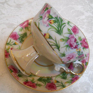 Royal Crown Lusterware Floral Pedestal Teacup/ Saucer Set