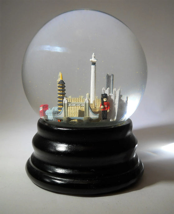 Saks Fifth Avenue London Musical Snow Globe. 