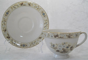 Royal Doulton Mandalay 39-Piece Fine China Dinnerware Collection for Seven. England.