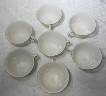 Royal Doulton Mandalay 39-Piece Fine China Dinnerware Collection for Seven. England.