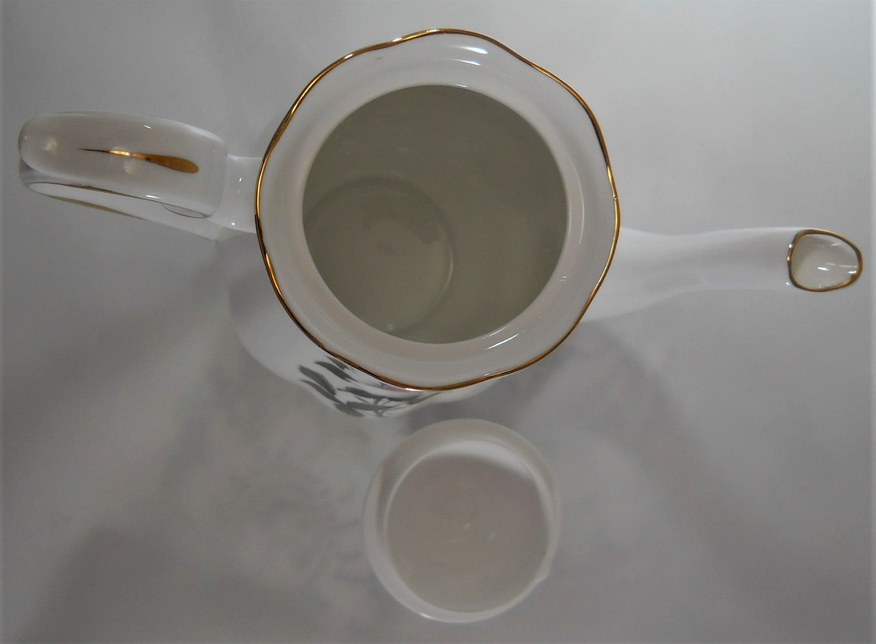 Royal Albert England Bone China Queen's Messenger Coffee Pot and 4 Dem –  BINCHEY'S LLC.
