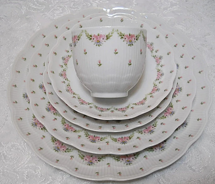Alka Kunst (Kaiser) Marseille Romantica Pink and Blue Floral 5-Piece Dinnerware / Tableware Single Place Setting