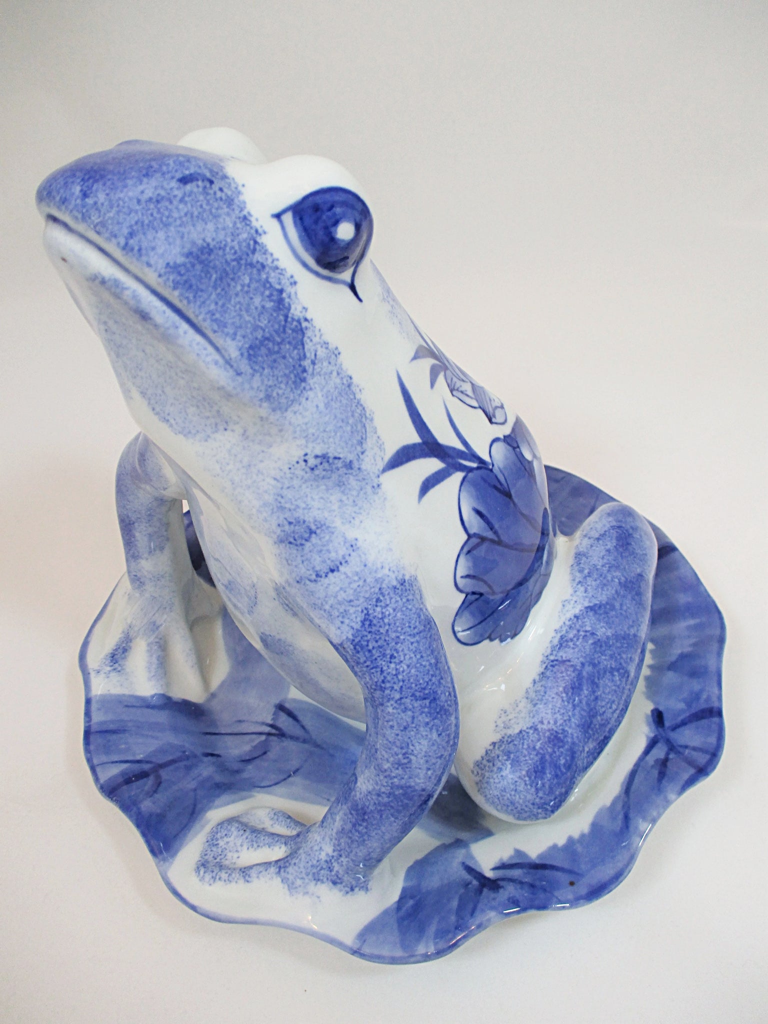 Blue and White Porcelain Frog on Lily Pad Figurine – BINCHEY'S LLC.